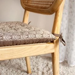 Home Maison Housses De Chaises Et Galettes De Chaises Galette De Chaise Au Style Baroque Coton Vison 38 X 38 -Housses de canapé Soldes galette de chaise au style baroque coton vison 38 x 38 3